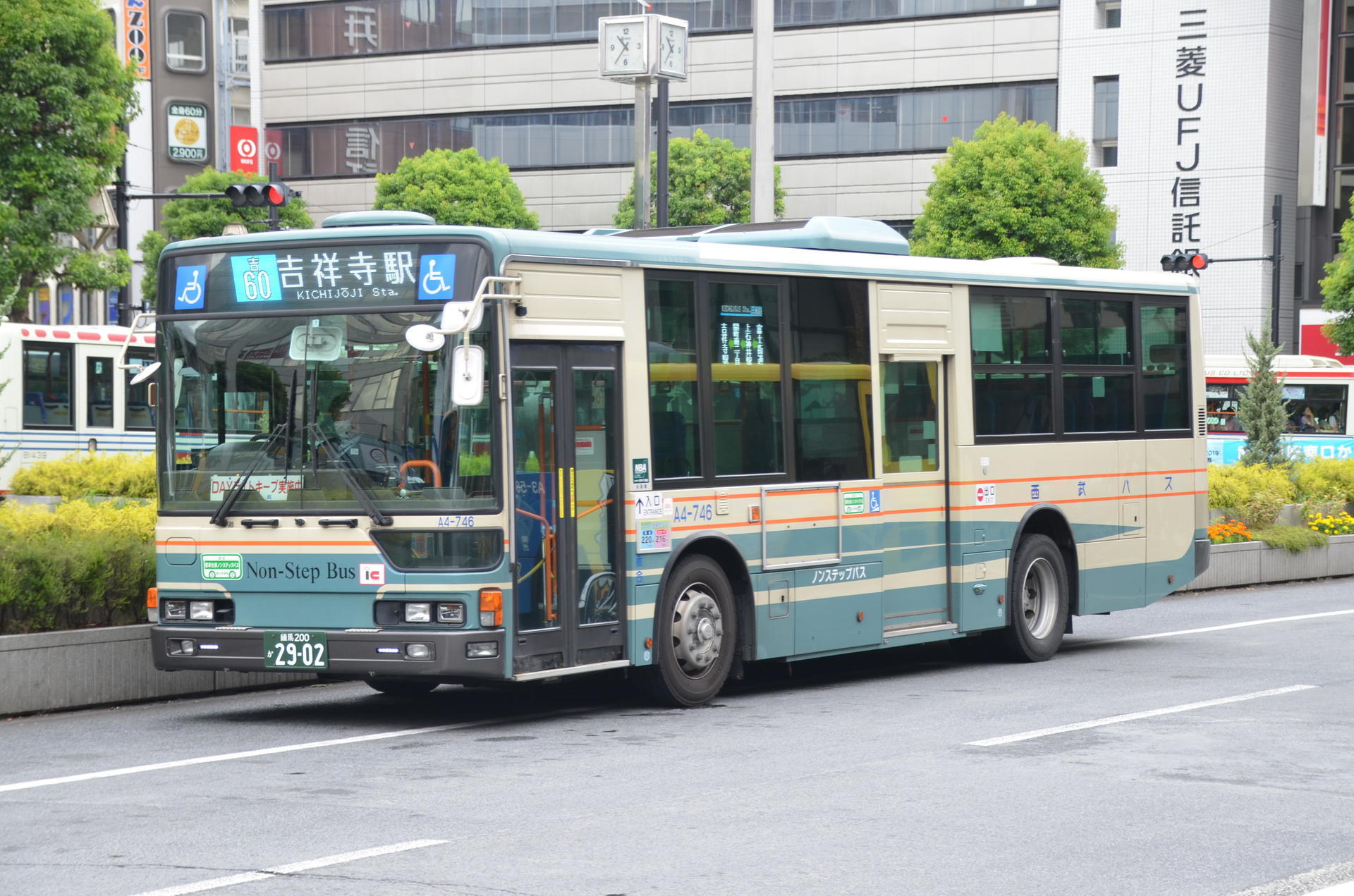 西武バス 吉祥寺駅北口バス停 写真素材 [ 3336255 ] - フォト